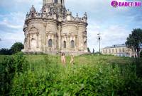 порно фотосессия Голые девчёнки возле церкви фото-83.йпг
