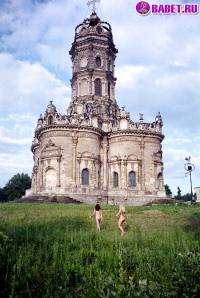 порно фотосессия Голые девчёнки возле церкви фото-85.йпг