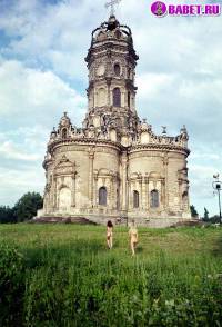 порно фотосессия Голые девчёнки возле церкви фото-86.йпг