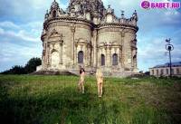 порно фотосессия Голые девчёнки возле церкви фото-87.йпг