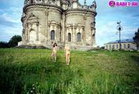 порно фотосессия Голые девчёнки возле церкви фото-88.йпг