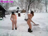 порно фотосессия Нудистки приехали зимой на дачу поработать 123191751003.jpg