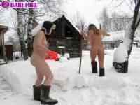 порно фотосессия Нудистки приехали зимой на дачу поработать 123191751015.jpg