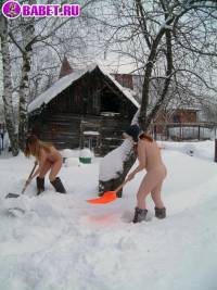 порно фотосессия Нудистки приехали зимой на дачу поработать 123191751020.jpg