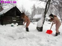 порно фотосессия Нудистки приехали зимой на дачу поработать 123191751021.jpg