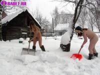 порно фотосессия Нудистки приехали зимой на дачу поработать 123191751022.jpg