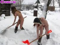 порно фотосессия Нудистки приехали зимой на дачу поработать 123191751043.jpg