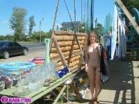 порно фотосессия Голый продавец на московской трассе 148679008.jpg