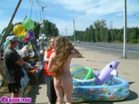 порно фотосессия Голый продавец на московской трассе 148679077.jpg