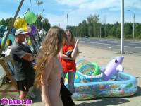 порно фотосессия Голый продавец на московской трассе 148679082.jpg