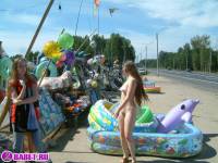 порно фотосессия Голый продавец на московской трассе 148679087.jpg