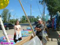 порно фотосессия Голый продавец на московской трассе 148679095.jpg