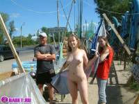 порно фотосессия Голый продавец на московской трассе 148679100.jpg