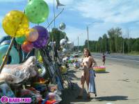 порно фотосессия Голый продавец на московской трассе 148679107.jpg