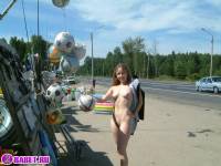 порно фотосессия Голый продавец на московской трассе 148679114.jpg