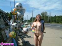 порно фотосессия Голый продавец на московской трассе 148679116.jpg