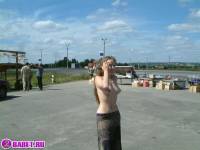 порно фотосессия Голый продавец на московской трассе 148679126.jpg
