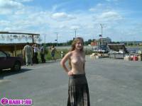 порно фотосессия Голый продавец на московской трассе 148679130.jpg