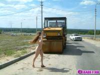 порно фотосессия Две голых девушки рядом с катком 148183677003.jpg