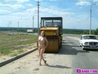 порно фотосессия Две голых девушки рядом с катком 148183677005.jpg