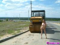 порно фотосессия Две голых девушки рядом с катком 148183677008.jpg