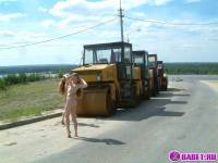 порно фотосессия Две голых девушки рядом с катком 148183677019.jpg