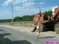 порно фотосессия Две голых девушки рядом с катком 148183677040.jpg