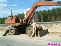 порно фотосессия Две голых девушки рядом с катком 148183677042.jpg