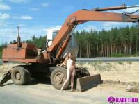 порно фотосессия Две голых девушки рядом с катком 148183677044.jpg