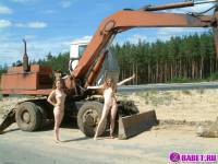 порно фотосессия Две голых девушки рядом с катком 148183677047.jpg