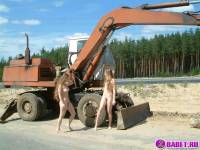 порно фотосессия Две голых девушки рядом с катком 148183677048.jpg