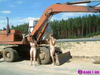 порно фотосессия Две голых девушки рядом с катком 148183677049.jpg