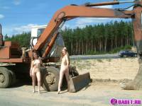 порно фотосессия Две голых девушки рядом с катком 148183677050.jpg