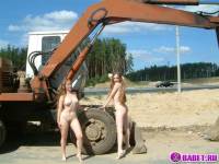 Две голых девушки рядом с катком 148183677051.jpg скачать