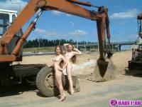 порно фотосессия Две голых девушки рядом с катком 148183677056.jpg