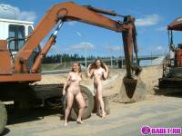 порно фотосессия Две голых девушки рядом с катком 148183677057.jpg