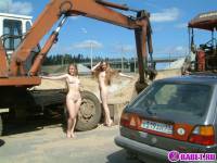 порно фотосессия Две голых девушки рядом с катком 148183677058.jpg