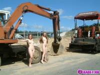порно фотосессия Две голых девушки рядом с катком 148183677060.jpg