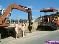 порно фотосессия Две голых девушки рядом с катком 148183677061.jpg