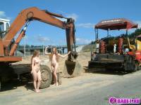 порно фотосессия Две голых девушки рядом с катком 148183677063.jpg