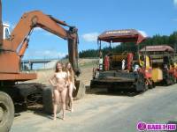 порно фотосессия Две голых девушки рядом с катком 148183677064.jpg