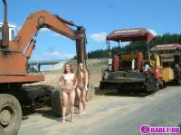 порно фотосессия Две голых девушки рядом с катком 148183677065.jpg