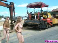 порно фотосессия Две голых девушки рядом с катком 148183677066.jpg