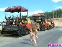 порно фотосессия Две голых девушки рядом с катком 148183677072.jpg