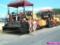 порно фотосессия Две голых девушки рядом с катком 148183677074.jpg