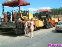 порно фотосессия Две голых девушки рядом с катком 148183677076.jpg