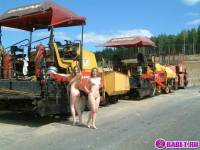 порно фотосессия Две голых девушки рядом с катком 148183677077.jpg