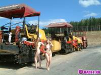 порно фотосессия Две голых девушки рядом с катком 148183677078.jpg