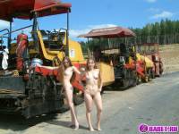 порно фотосессия Две голых девушки рядом с катком 148183677080.jpg