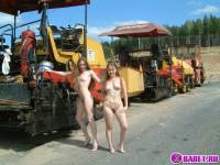 порно фотосессия Две голых девушки рядом с катком 148183677081.jpg